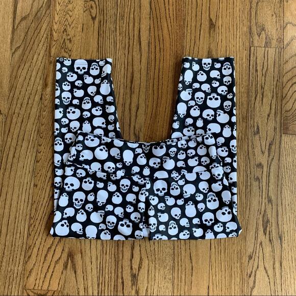 Onzie Black Skull Cropped Athletic Legging Pants - Picture 7 of 10